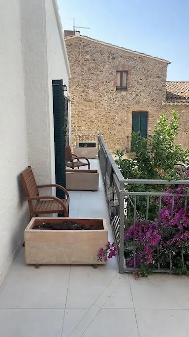 Renovated House Palau-Saverdera ספרד